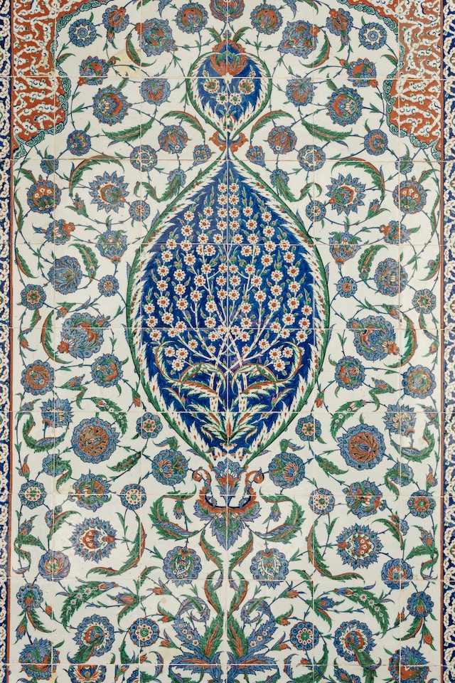 Color scheme and patterns featured in the rug